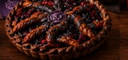 Gyūki brambleberry pie